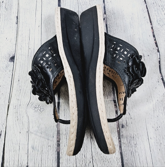 CLARKS | Artisan leather flower detail thong flipflop sandals - Picture 2 of 9